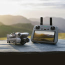 Drone quadricoptère DJI Mini 4 Pro Fly More Combo et télécommande avec écran intégré